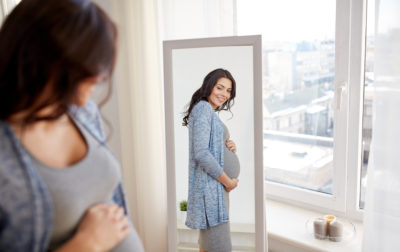 Raskauden fysiologia | CU OB-GYN | Kuva raskaana olevasta naisesta peilissä